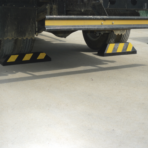 Tope Vehicular 55cm / Para Camion / Estacionamiento / Color Negro-Amarillo. Tope Vehicular 55cm / Para Camion / Estacionamiento / Color Negro-Amarillo.