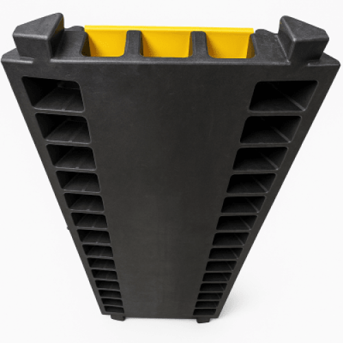 Protector de Cable de 3 Canales / Base de Goma y Tapa de Plástico / Tamaño del Canal 30x30mm / Capacidad de Carga 5 Toneladas / Longitud 90 cm / Ancho del Contorno 50 cm / Altura 4.5 cm / Color Amarillo-Negro / Material Hule