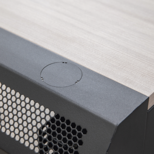Consola Profesional para Monitoreo o Computo | Ranura para Base de Monitores | Microperforaciones | Luces LED Decorativas | Tomacorriente HTCM1U10C | Tapas Organizadoras de Cables | Niveladores | Rack para Montaje de Equipos | Ranura Pasaca