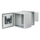 Gabinete Industrial ProTek de Puerta Sólida, Con Aire Acondicionado de 4000 BTU, Protección NEMA Tipo 4/12; IP66; IK10, Abatible, Fabricado en Acero, 19 UR, Color Gris Claro